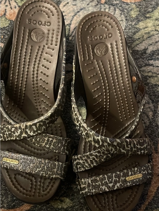 CROCS Shoes - CROCS Brown and Cream Patterned Slide Sandals
